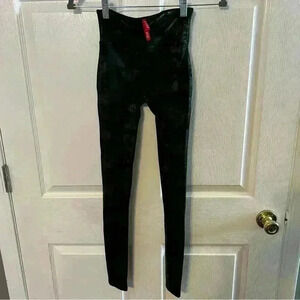 Spanx Black Camo Leggings. Size XS EUC